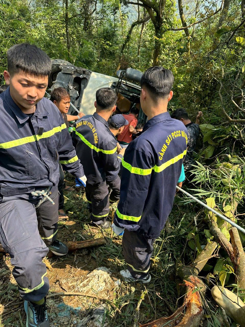 Hiện trường vụ xe kh&aacute;ch chở đo&agrave;n nh&acirc;n vi&ecirc;n ng&acirc;n h&agrave;ng lao xuống vực ở Tam Đảo: Danh s&aacute;ch nạn nh&acirc;n- Ảnh 5.