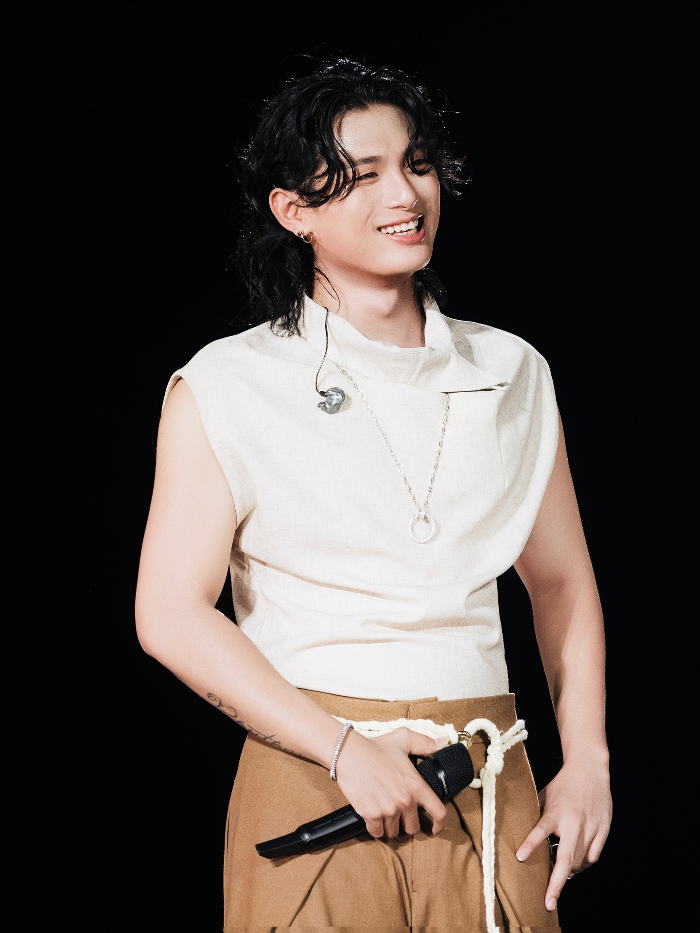 Nam ca sĩ Việt mất t&iacute;ch 2 năm vừa ra album đ&atilde; được khen &ldquo;hay nhất 2026&rdquo;, cả nửa showbiz đến ch&uacute;c mừng- Ảnh 5.