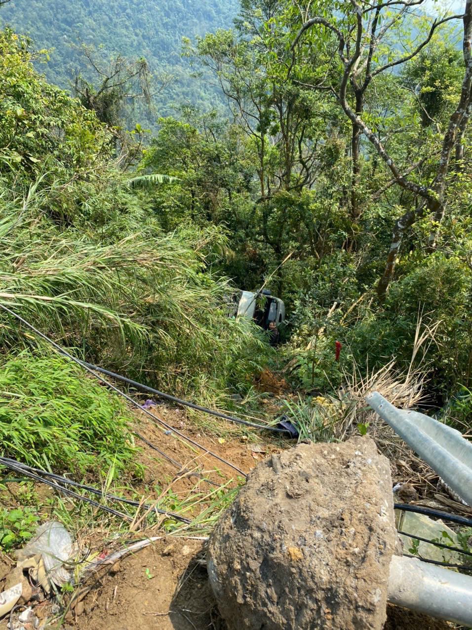 Hiện trường vụ xe kh&aacute;ch chở đo&agrave;n nh&acirc;n vi&ecirc;n ng&acirc;n h&agrave;ng lao xuống vực ở Tam Đảo: Danh s&aacute;ch nạn nh&acirc;n- Ảnh 2.