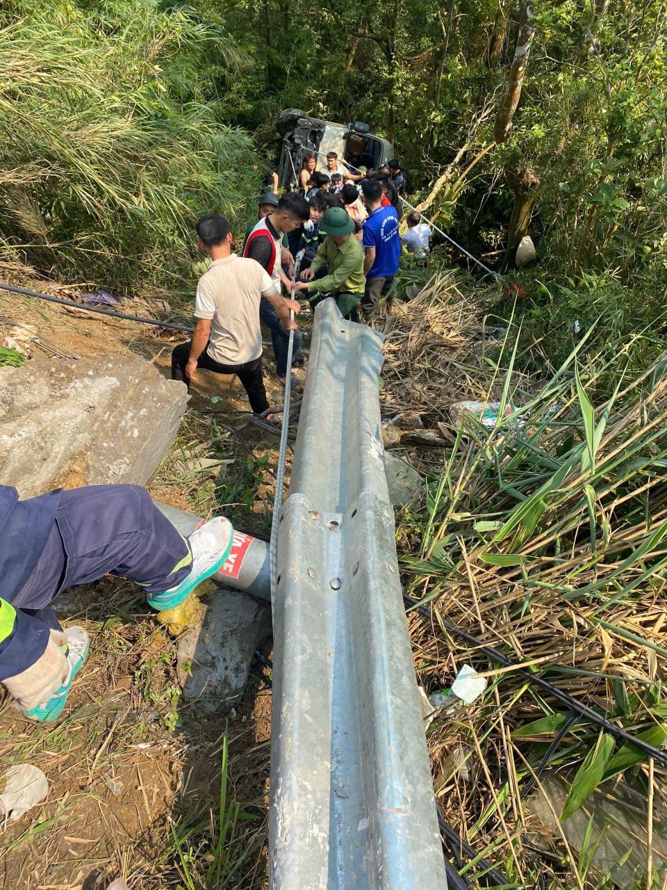 Hiện trường vụ xe kh&aacute;ch chở đo&agrave;n nh&acirc;n vi&ecirc;n ng&acirc;n h&agrave;ng lao xuống vực ở Tam Đảo: Danh s&aacute;ch nạn nh&acirc;n- Ảnh 4.