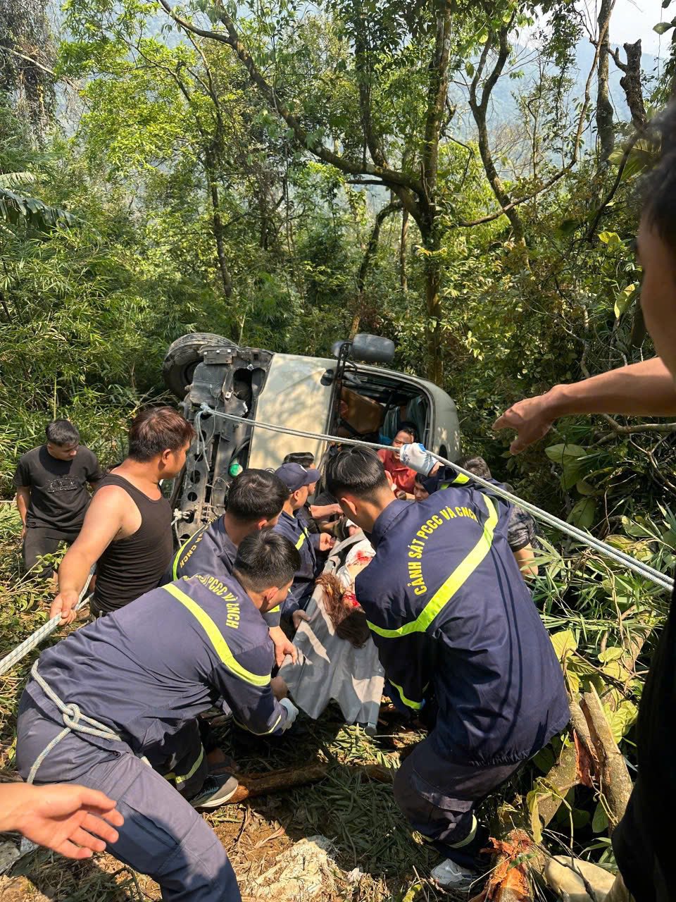 Hiện trường vụ xe kh&aacute;ch chở đo&agrave;n nh&acirc;n vi&ecirc;n ng&acirc;n h&agrave;ng lao xuống vực ở Tam Đảo: Danh s&aacute;ch nạn nh&acirc;n- Ảnh 3.