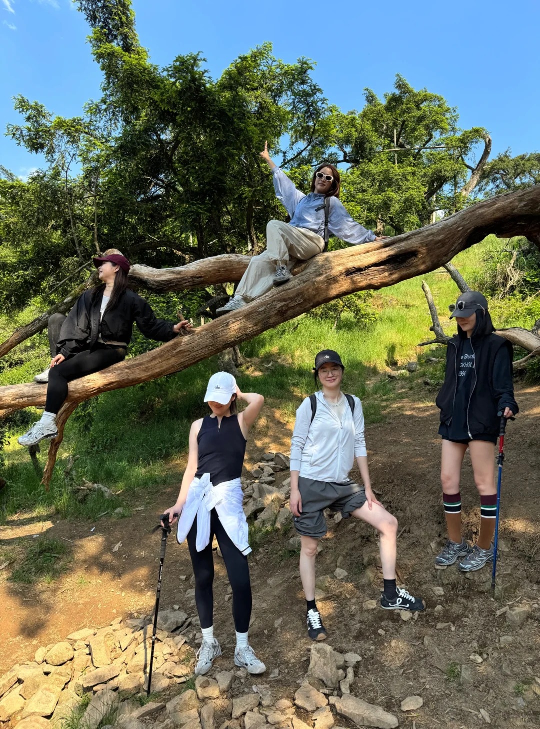 Chi 6 triệu sắm gi&agrave;y leo n&uacute;i, quần &aacute;o đ&uacute;ng dresscode du lịch h&egrave; c&ugrave;ng c&ocirc;ng ty: "Th&agrave; nhịn ăn chứ kh&ocirc;ng thể thua k&eacute;m"- Ảnh 2.