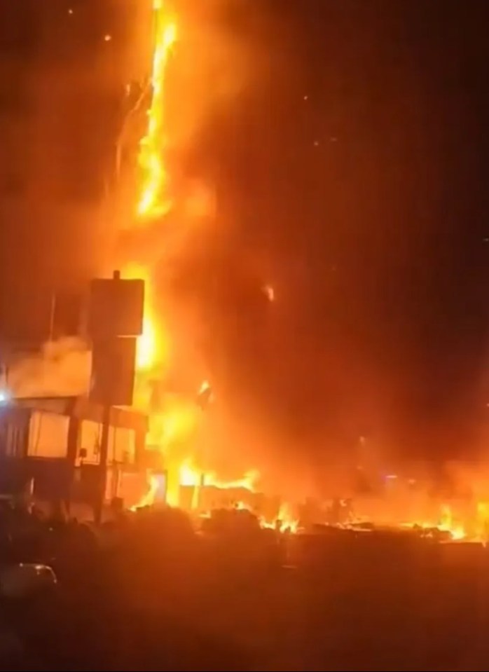 Lửa nuốt trọn chung cư cao tầng tại Trung Quốc, cảnh tượng kinh ho&agrave;ng khiến nhiều người hoảng loạn- Ảnh 2.