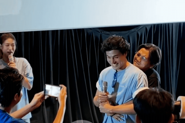 Clip hot: Nam diễn vi&ecirc;n Vbiz bất ngờ h&ocirc;n fan nam ngay giữa rạp chiếu phim, xem m&agrave; kh&ocirc;ng tin v&agrave;o mắt m&igrave;nh- Ảnh 1.