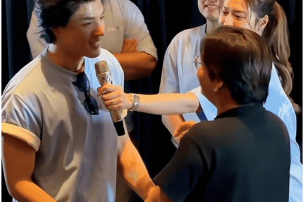 Clip hot: Nam diễn vi&ecirc;n Vbiz bất ngờ h&ocirc;n fan nam ngay giữa rạp chiếu phim, xem m&agrave; kh&ocirc;ng tin v&agrave;o mắt m&igrave;nh- Ảnh 2.