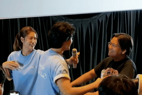 Clip hot: Nam diễn vi&ecirc;n Vbiz bất ngờ h&ocirc;n fan nam ngay giữa rạp chiếu phim, xem m&agrave; kh&ocirc;ng tin v&agrave;o mắt m&igrave;nh- Ảnh 3.