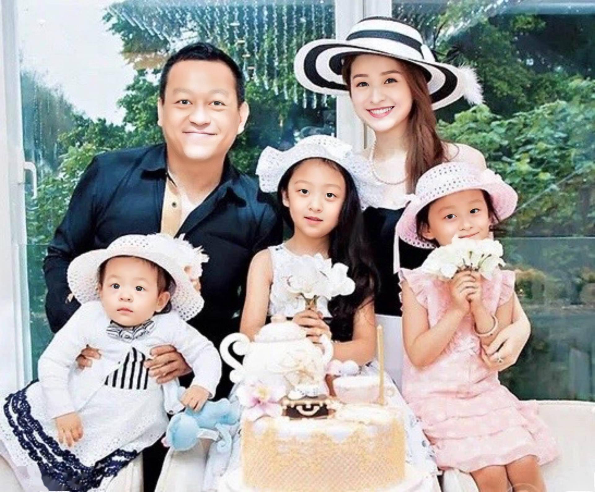 "N&agrave;ng thơ" lấy &ocirc;ng chủ chuỗi nh&agrave; h&agrave;ng lớn hơn 12 tuổi, 4 năm sinh 3 con g&aacute;i: Sống k&iacute;n tiếng, nhan sắc hiện tại g&acirc;y bất ngờ- Ảnh 6.