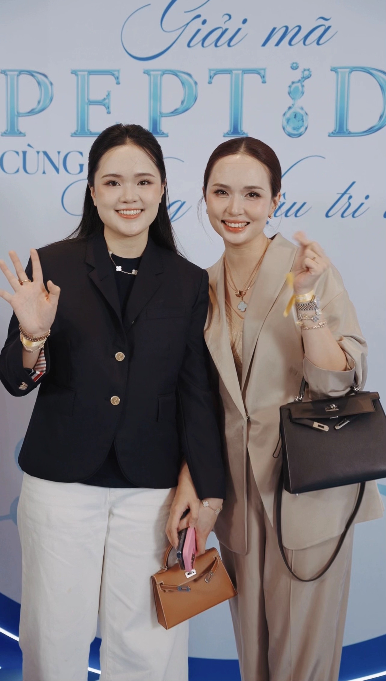 Hai "ph&uacute; b&agrave;" l&agrave;ng b&oacute;ng đ&aacute; l&agrave; chị em ruột: Vợ Văn Quyết "l&ecirc;n đồ" xinh - sang, vợ Duy Mạnh quanh năm bị ch&ecirc; "n&ecirc;n thu&ecirc; stylist"- Ảnh 1.