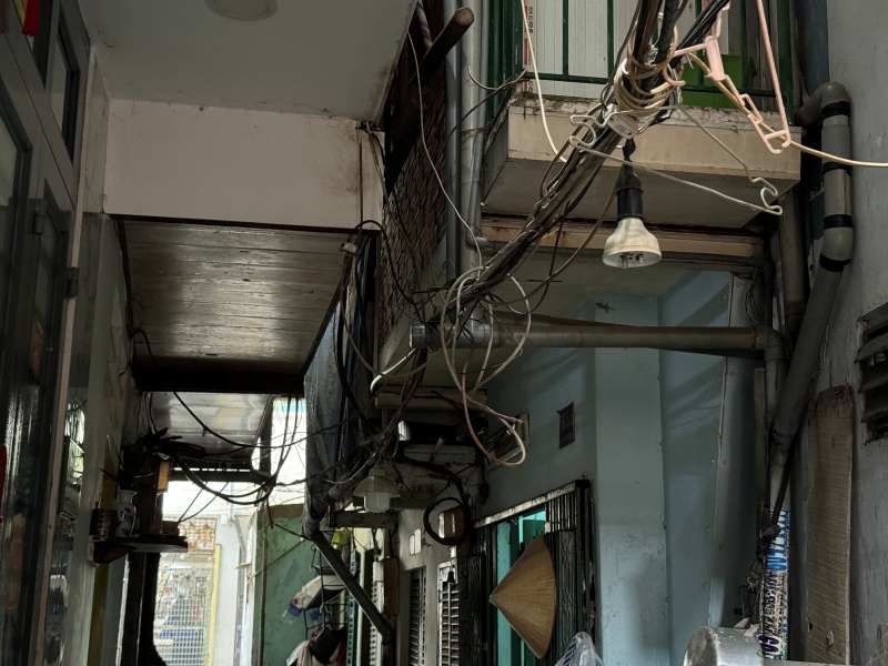 Mả Lạng: “Nghịch lý ổ chuột” giữa lõi đất vàng TP.HCM suốt gần 30 năm- Ảnh 2. Mả Lạng: “Nghịch lý ổ chuột” giữa lõi đất vàng TP.HCM suốt gần 30 năm- Ảnh 2.