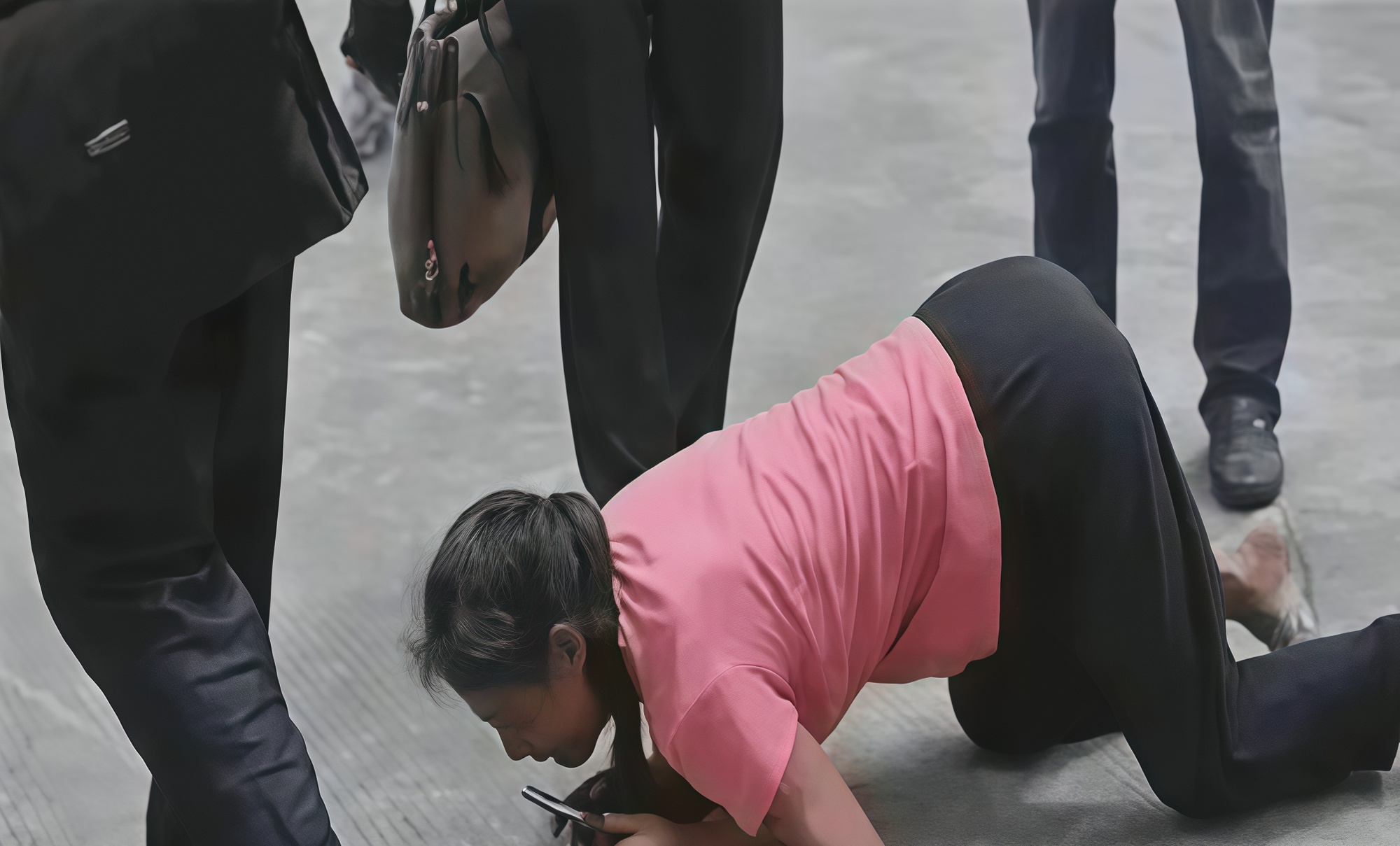 "Nó là em ruột của con mà!" - Người mẹ ngoài 60 tuổi quỳ xin con gái, câu đáp trả của cô gây tranh cãi- Ảnh 1. "Nó là em ruột của con mà!" - Người mẹ ngoài 60 tuổi quỳ xin con gái, câu đáp trả của cô gây tranh cãi- Ảnh 1.