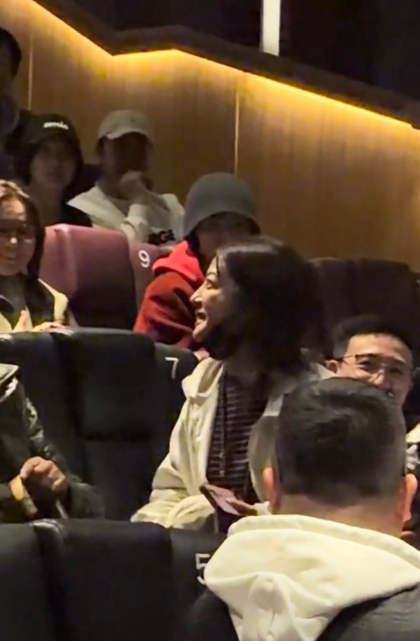 Triệu Vy dừng lại đi: G&acirc;y tội lỗi kh&oacute; tha thứ c&ograve;n chơi chi&ecirc;u l&aacute;ch luật phong s&aacute;t, hi&ecirc;n ngang đi sự kiện- Ảnh 2.