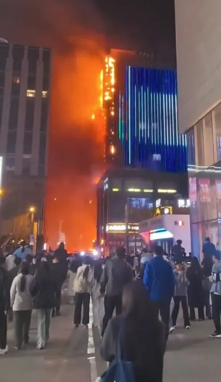 Lửa nuốt trọn chung cư cao tầng tại Trung Quốc, cảnh tượng kinh ho&agrave;ng khiến nhiều người hoảng loạn- Ảnh 3.