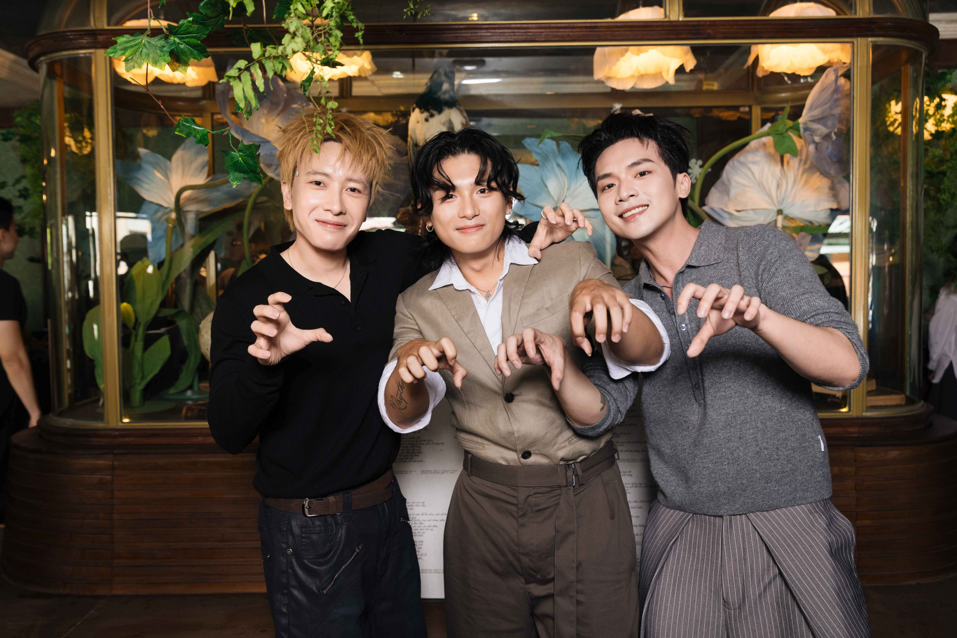 Nam ca sĩ Việt mất t&iacute;ch 2 năm vừa ra album đ&atilde; được khen &ldquo;hay nhất 2026&rdquo;, cả nửa showbiz đến ch&uacute;c mừng- Ảnh 8.