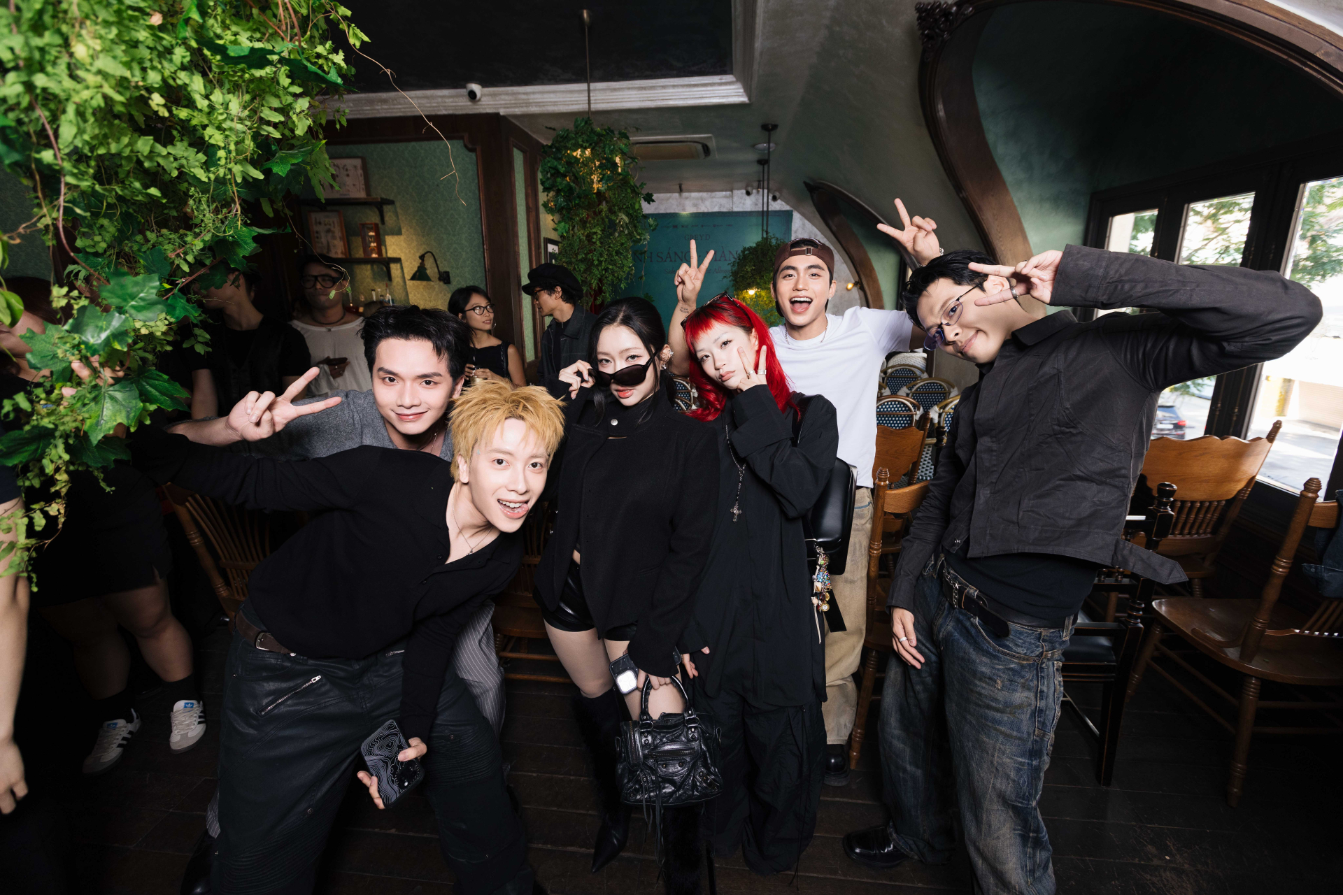 Nam ca sĩ Việt mất t&iacute;ch 2 năm vừa ra album đ&atilde; được khen &ldquo;hay nhất 2026&rdquo;, cả nửa showbiz đến ch&uacute;c mừng- Ảnh 9.