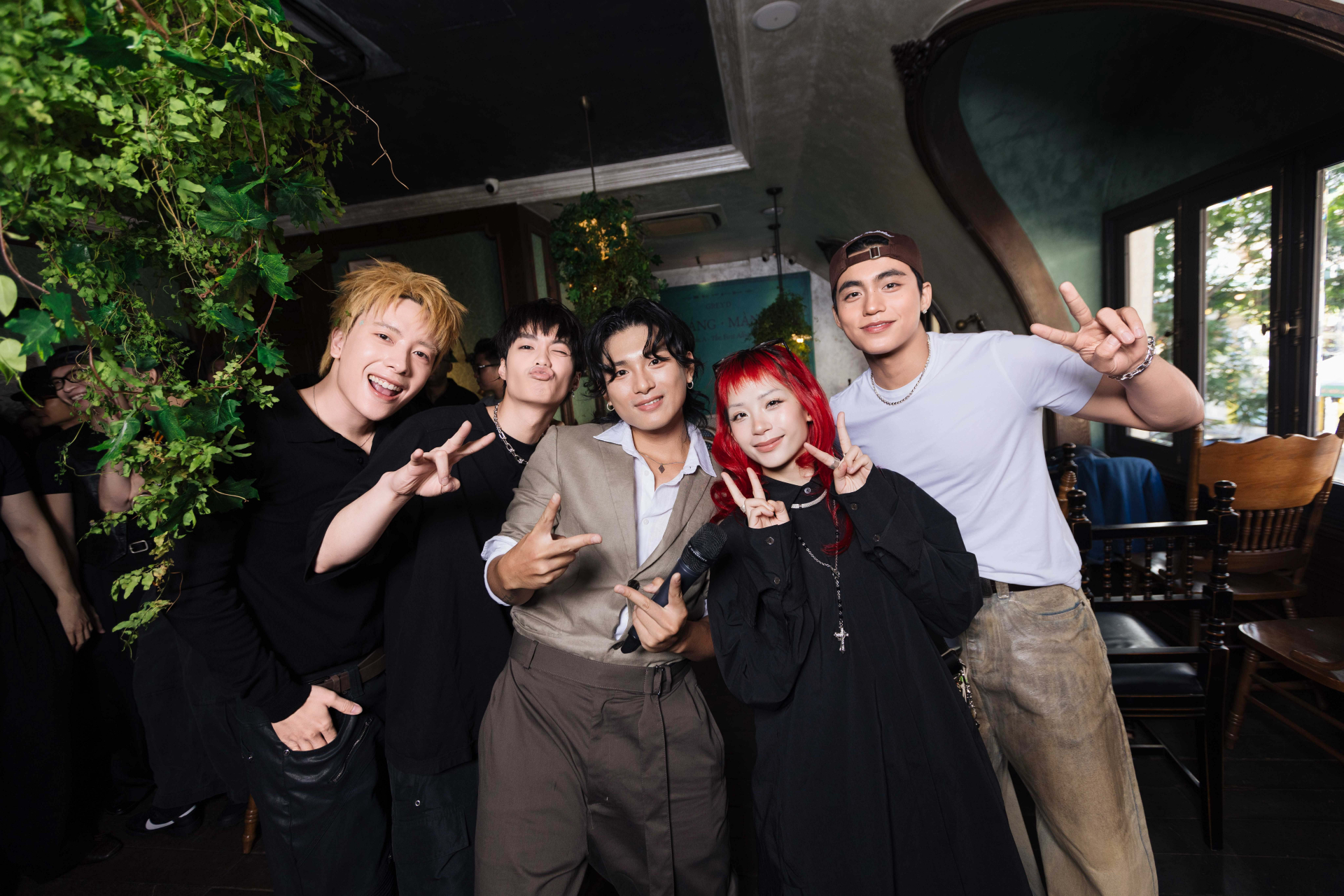 Nam ca sĩ Việt mất t&iacute;ch 2 năm vừa ra album đ&atilde; được khen &ldquo;hay nhất 2026&rdquo;, cả nửa showbiz đến ch&uacute;c mừng- Ảnh 14.