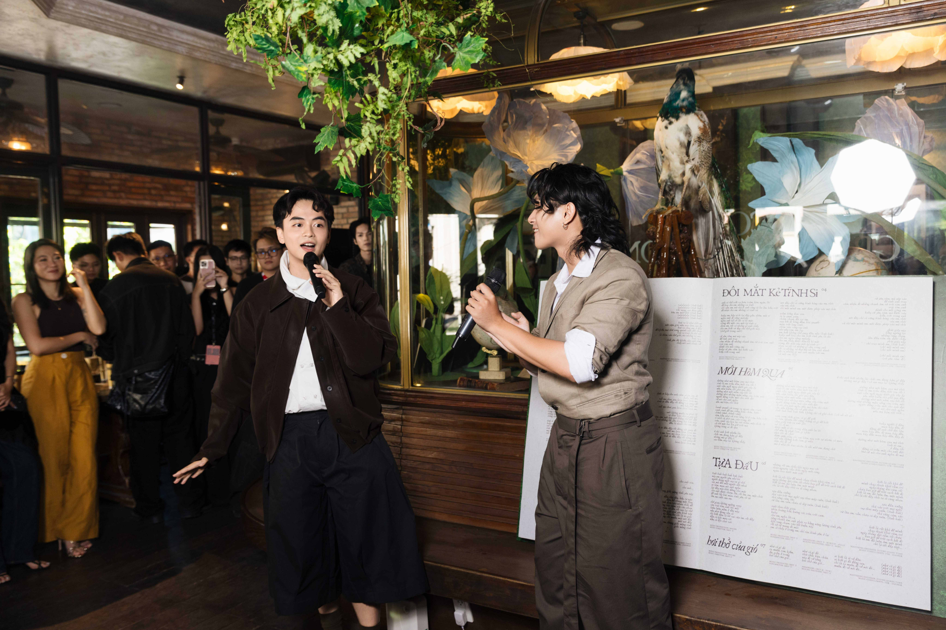 Nam ca sĩ Việt mất t&iacute;ch 2 năm vừa ra album đ&atilde; được khen &ldquo;hay nhất 2026&rdquo;, cả nửa showbiz đến ch&uacute;c mừng- Ảnh 7.