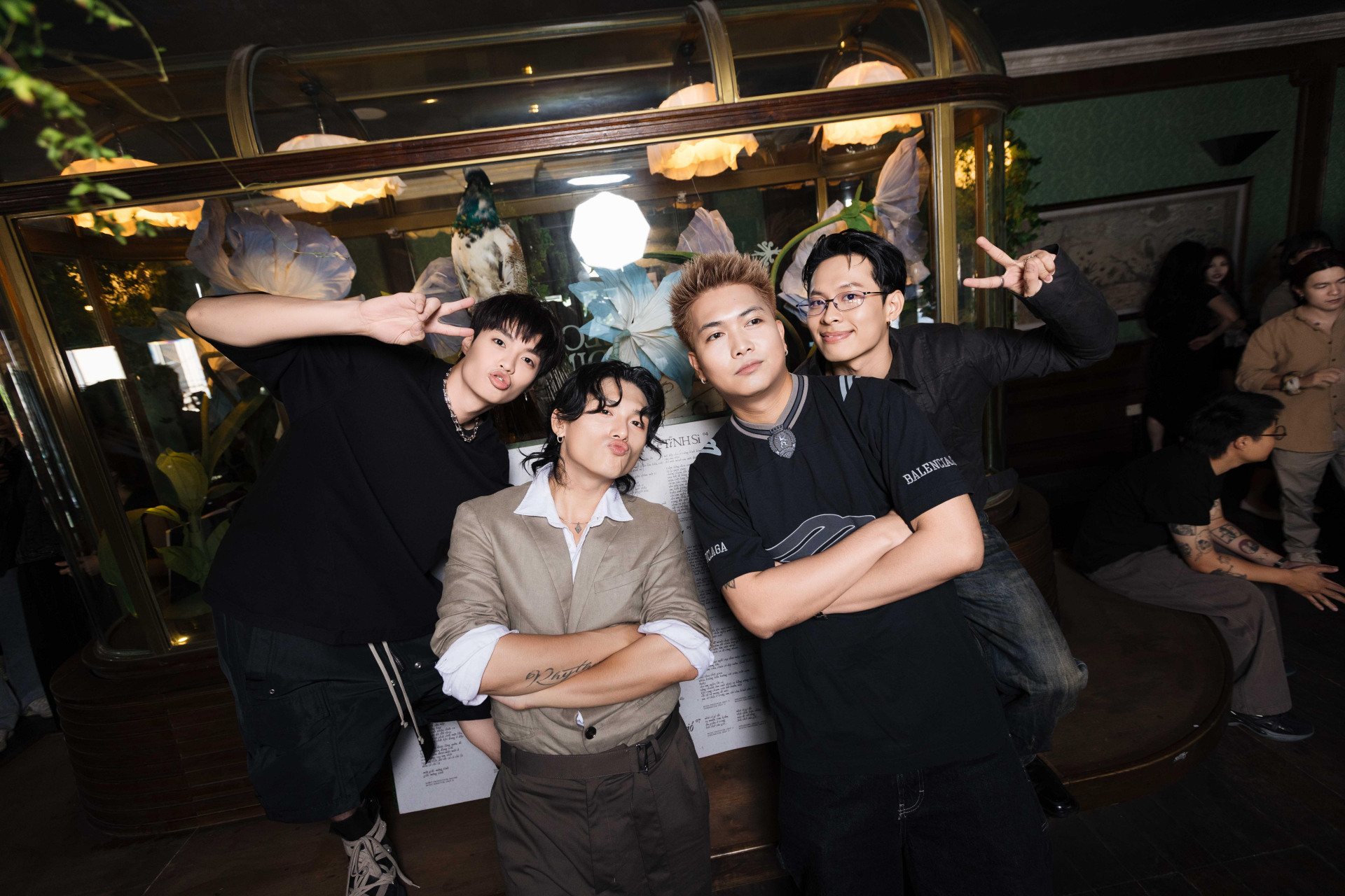 Nam ca sĩ Việt mất t&iacute;ch 2 năm vừa ra album đ&atilde; được khen &ldquo;hay nhất 2026&rdquo;, cả nửa showbiz đến ch&uacute;c mừng- Ảnh 11.