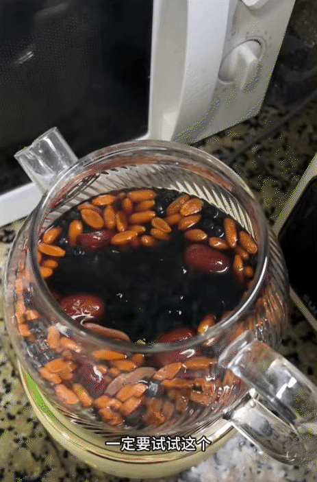 T&ocirc;i uống thứ nước n&agrave;y 3 lần/tuần v&agrave; nhận ra: T&oacute;c rụng &iacute;t đi, da cũng kh&ocirc;ng c&ograve;n xỉn m&agrave;u như trước- Ảnh 3.