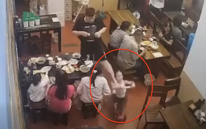 Điều tra nam thanh ni&ecirc;n đạp ng&atilde; b&eacute; g&aacute;i trong qu&aacute;n ăn g&acirc;y phẫn nộ- Ảnh 1.