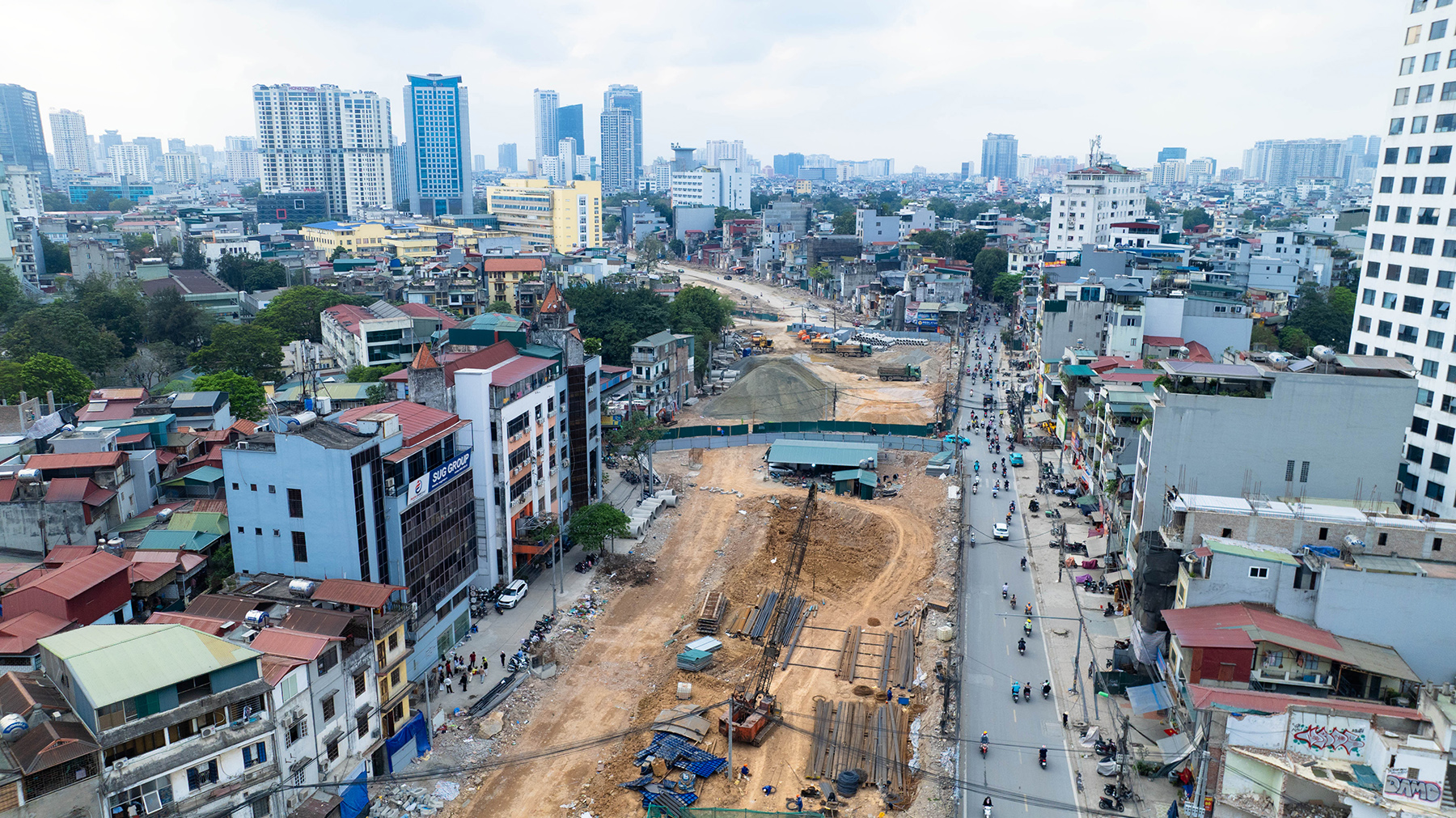 Nhìn từ trên cao, tuyến Vành đai 1 hơn 7.200 tỉ đồng giờ ra sao sau gần 3 tháng thi công?- Ảnh 3. Nhìn từ trên cao, tuyến Vành đai 1 hơn 7.200 tỉ đồng giờ ra sao sau gần 3 tháng thi công?- Ảnh 3.