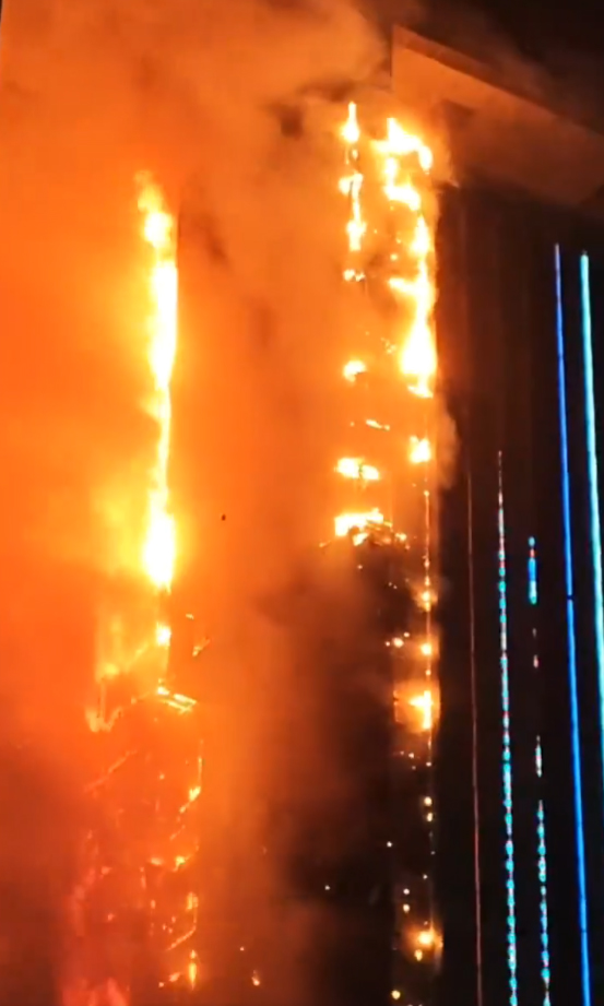 Lửa nuốt trọn chung cư cao tầng tại Trung Quốc, cảnh tượng kinh ho&agrave;ng khiến nhiều người hoảng loạn- Ảnh 1.