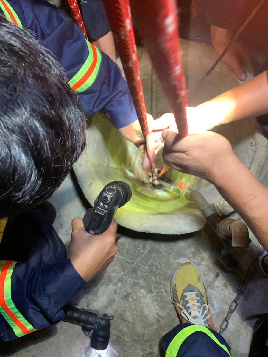 Xuy&ecirc;n đ&ecirc;m cứu thiếu nữ rơi xuống giếng s&acirc;u ở Gia Lai- Ảnh 1.