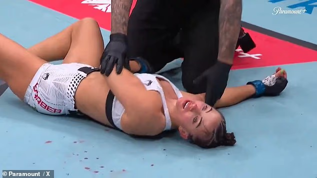 Nữ v&otilde; sĩ xinh như b&uacute;p b&ecirc; bị siết cổ đến bất tỉnh, nh&acirc;n vi&ecirc;n y tế phải lao v&agrave;o cấp cứu ngay tr&ecirc;n s&agrave;n đấu- Ảnh 3.