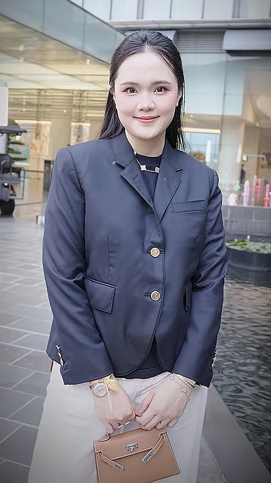 Hai "ph&uacute; b&agrave;" l&agrave;ng b&oacute;ng đ&aacute; l&agrave; chị em ruột: Vợ Văn Quyết "l&ecirc;n đồ" xinh - sang, vợ Duy Mạnh quanh năm bị ch&ecirc; "n&ecirc;n thu&ecirc; stylist"- Ảnh 7.