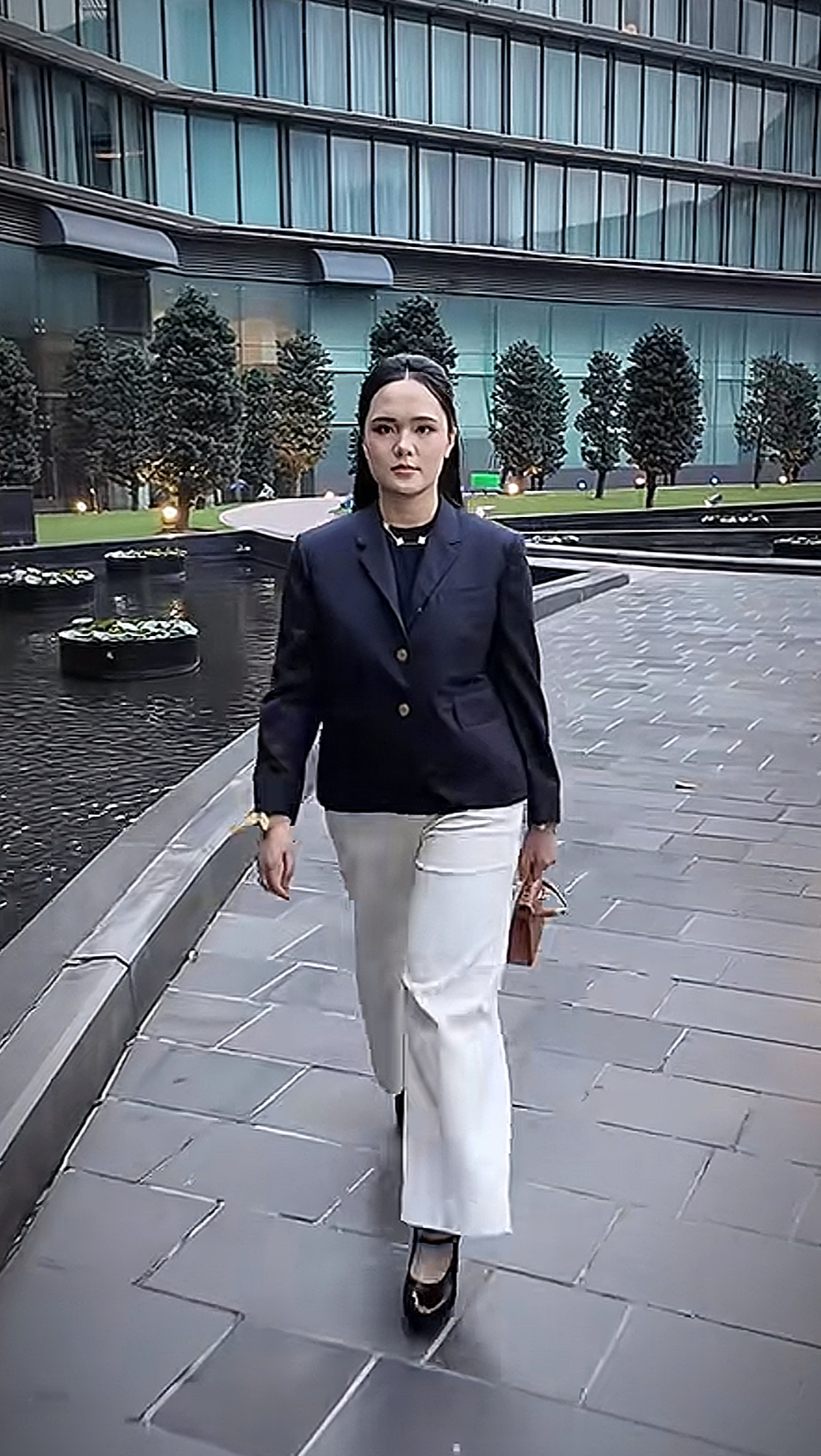 Hai "ph&uacute; b&agrave;" l&agrave;ng b&oacute;ng đ&aacute; l&agrave; chị em ruột: Vợ Văn Quyết "l&ecirc;n đồ" xinh - sang, vợ Duy Mạnh quanh năm bị ch&ecirc; "n&ecirc;n thu&ecirc; stylist"- Ảnh 8.