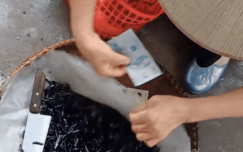 Thứ kẹo "đắng ngo&eacute;t" 200 đồng từng đ&aacute;nh lừa bao đứa trẻ qu&ecirc;: 8x, 9x cay kh&oacute;e mắt nhớ về nồi thịt, c&aacute; kho đượm m&ugrave;i kh&oacute;i bếp của mẹ- Ảnh 4.