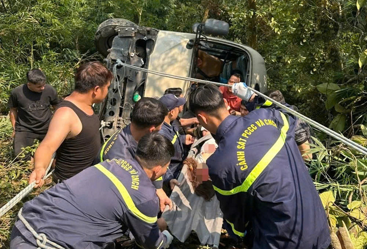 Xe chở kh&aacute;ch du lịch rơi xuống vực ở Tam Đảo, 7 người bị thương- Ảnh 2.