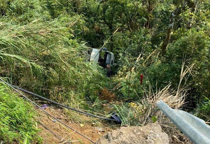 Xe chở kh&aacute;ch du lịch rơi xuống vực ở Tam Đảo, 7 người bị thương- Ảnh 1.