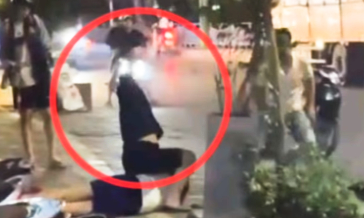 Nam sinh bị nh&oacute;m người đi &ocirc; t&ocirc; d&ugrave;ng gậy đ&aacute;nh tới tấp giữa phố H&agrave; Nội- Ảnh 1.