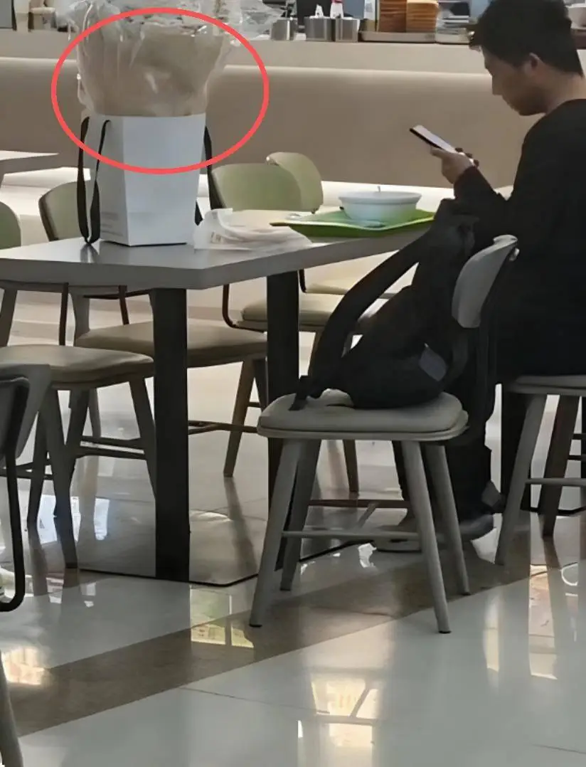 Ngồi chờ crush ở canteen, nhận được tin nhắn 7 chữ, nam sinh nổi điên đập phá đồ đạc, gây thiệt hại hàng trăm triệu đồng- Ảnh 2. Ngồi chờ crush ở canteen, nhận được tin nhắn 7 chữ, nam sinh nổi điên đập phá đồ đạc, gây thiệt hại hàng trăm triệu đồng- Ảnh 2.