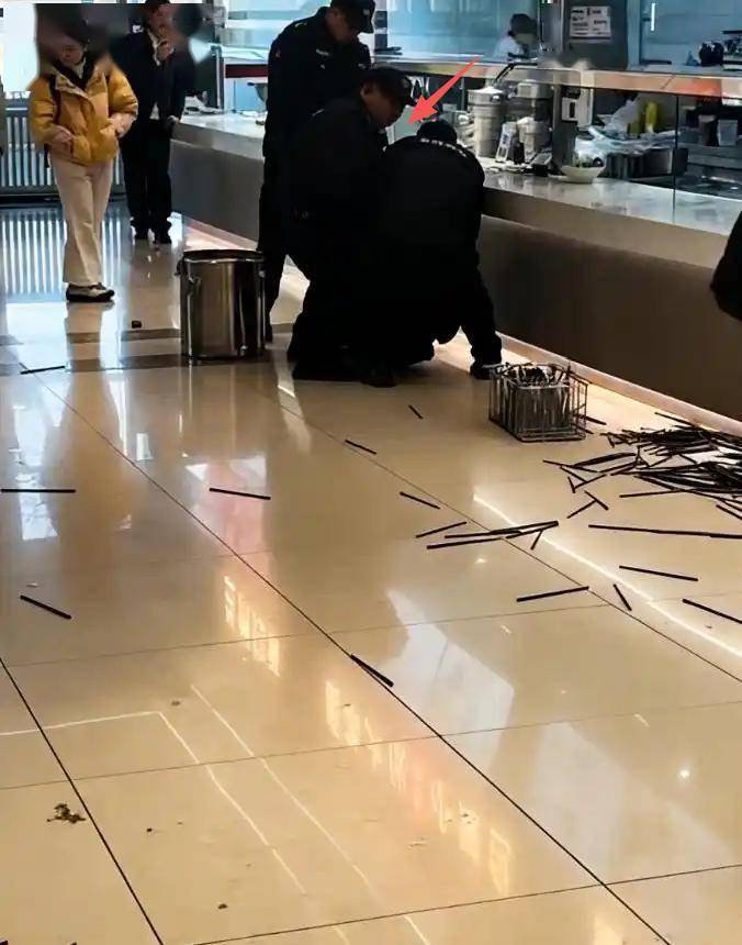 Ngồi chờ crush ở canteen, nhận được tin nhắn 7 chữ, nam sinh nổi điên đập phá đồ đạc, gây thiệt hại hàng trăm triệu đồng- Ảnh 5. Ngồi chờ crush ở canteen, nhận được tin nhắn 7 chữ, nam sinh nổi điên đập phá đồ đạc, gây thiệt hại hàng trăm triệu đồng- Ảnh 5.