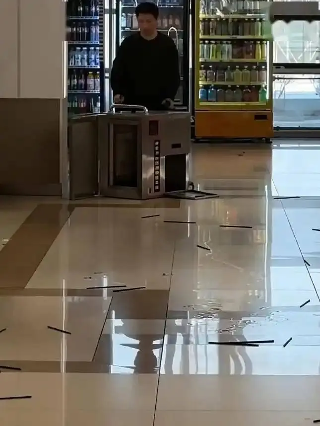 Ngồi chờ crush ở canteen, nhận được tin nhắn 7 chữ, nam sinh nổi điên đập phá đồ đạc, gây thiệt hại hàng trăm triệu đồng- Ảnh 3. Ngồi chờ crush ở canteen, nhận được tin nhắn 7 chữ, nam sinh nổi điên đập phá đồ đạc, gây thiệt hại hàng trăm triệu đồng- Ảnh 3.