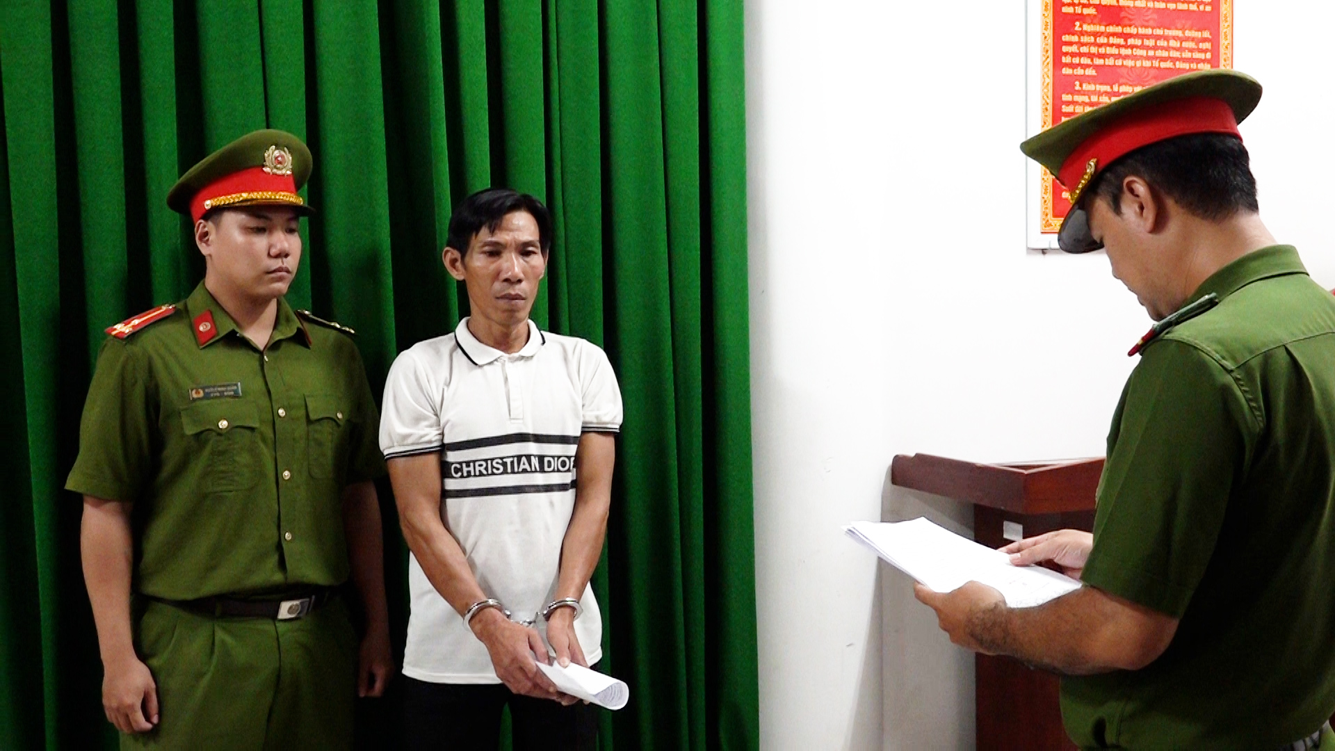 Thi h&agrave;nh lệnh bắt tạm giam Nguyễn Ngọc Thắng 46 tuổi- Ảnh 1.