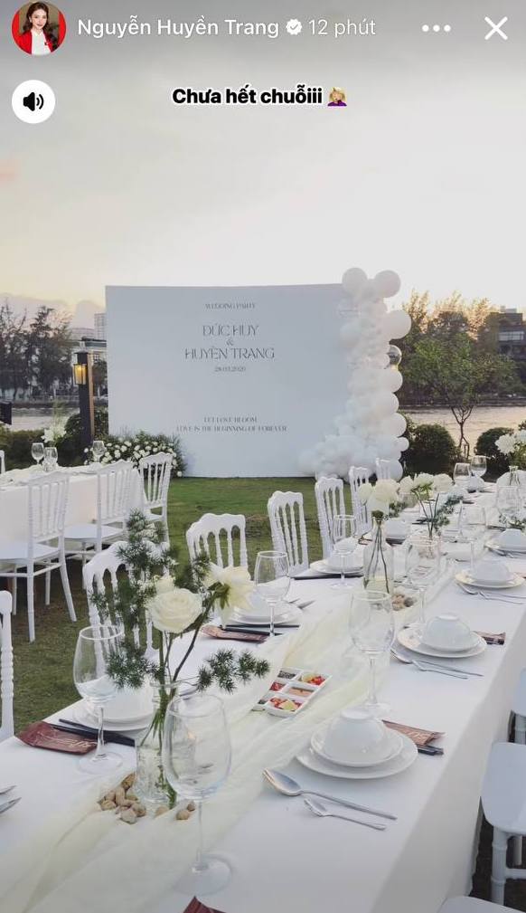 Đức Huy v&agrave; MC M&ugrave; Tạt chơi lớn: Mở tiệc linh đ&igrave;nh sau đ&aacute;m cưới cổ t&iacute;ch, c&ocirc; d&acirc;u si&ecirc;u xinh, Tiến Linh h&aacute;t g&oacute;p vui- Ảnh 1.