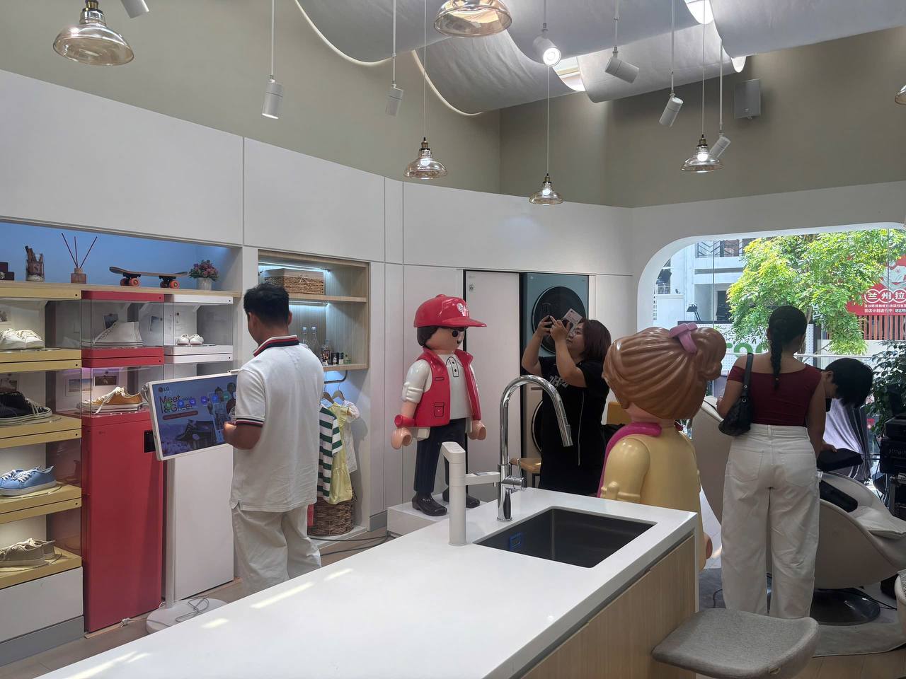 Xuất hiện to&agrave; nh&agrave; mới chỉ d&agrave;nh ri&ecirc;ng cho giới trẻ ngay trung t&acirc;m TP.HCM, c&oacute; cả test Personal Color v&agrave; nghe nhạc lu&ocirc;n tr&ecirc;n m&acirc;y!- Ảnh 2.