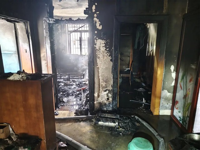 Trẻ ở nh&agrave; một m&igrave;nh g&acirc;y hỏa hoạn, khiến 3 người mắc kẹt: Cảnh b&aacute;o từ một sự cố su&yacute;t trả gi&aacute; đắt- Ảnh 1.