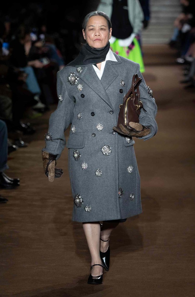 Từ b&aacute;c sĩ nghỉ hưu đến người mẫu cho s&agrave;n diễn cao cấp ở tuổi 71: Người phụ nữ từng chiếm spotlight show Miu Miu l&agrave; ai?- Ảnh 1.