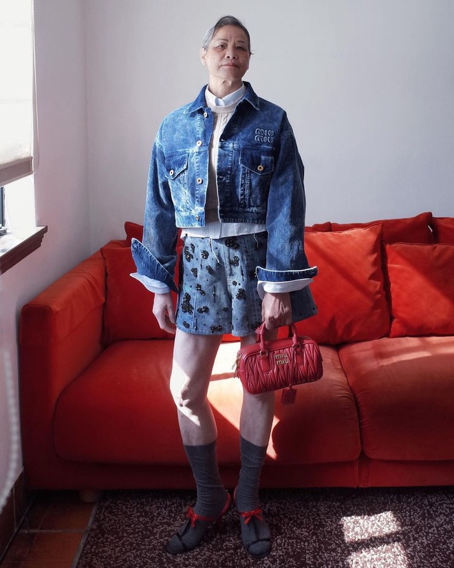 Từ b&aacute;c sĩ nghỉ hưu đến người mẫu cho s&agrave;n diễn cao cấp ở tuổi 71: Người phụ nữ từng chiếm spotlight show Miu Miu l&agrave; ai?- Ảnh 4.