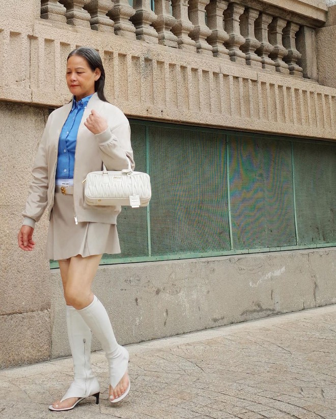 Từ b&aacute;c sĩ nghỉ hưu đến người mẫu cho s&agrave;n diễn cao cấp ở tuổi 71: Người phụ nữ từng chiếm spotlight show Miu Miu l&agrave; ai?- Ảnh 3.