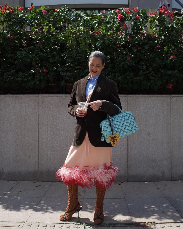 Từ b&aacute;c sĩ nghỉ hưu đến người mẫu cho s&agrave;n diễn cao cấp ở tuổi 71: Người phụ nữ từng chiếm spotlight show Miu Miu l&agrave; ai?- Ảnh 14.