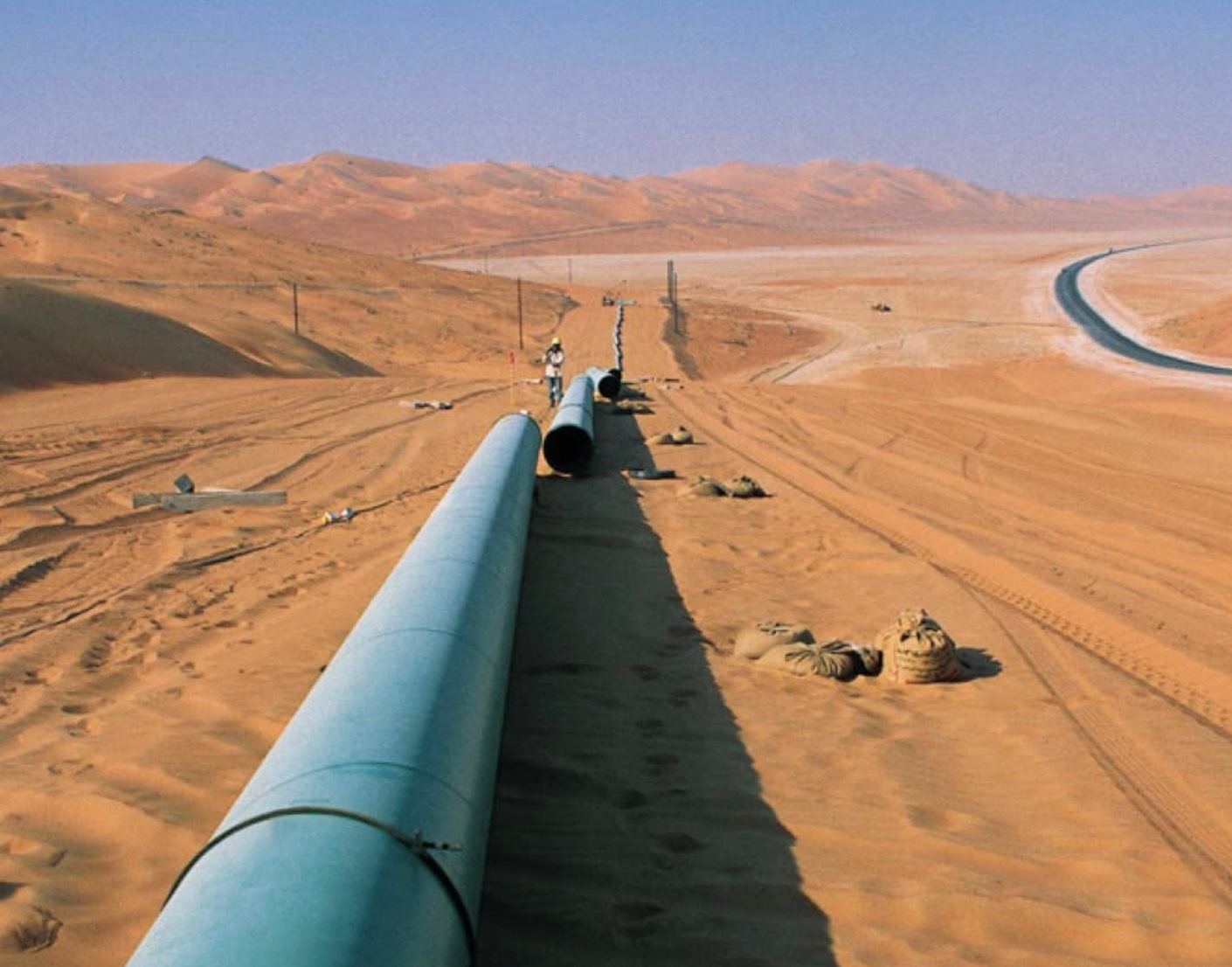 Một đường ống ngay gần Iran đạt c&ocirc;ng suất tối đa 7 triệu th&ugrave;ng dầu/ng&agrave;y, vận chuyển kh&ocirc;ng cần qua Eo biển Hormuz, b&aacute;o tin vui cho cả thế giới- Ảnh 1.