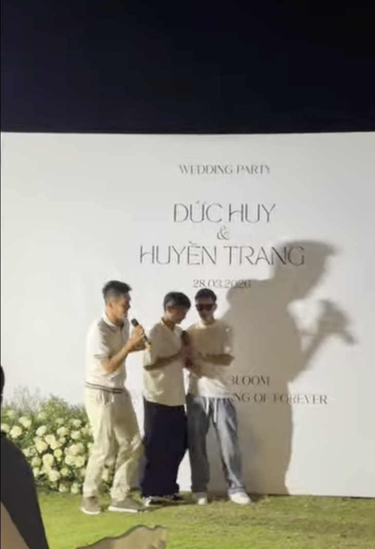 Đức Huy v&agrave; MC M&ugrave; Tạt chơi lớn: Mở tiệc linh đ&igrave;nh sau đ&aacute;m cưới cổ t&iacute;ch, c&ocirc; d&acirc;u si&ecirc;u xinh, Tiến Linh h&aacute;t g&oacute;p vui- Ảnh 5.