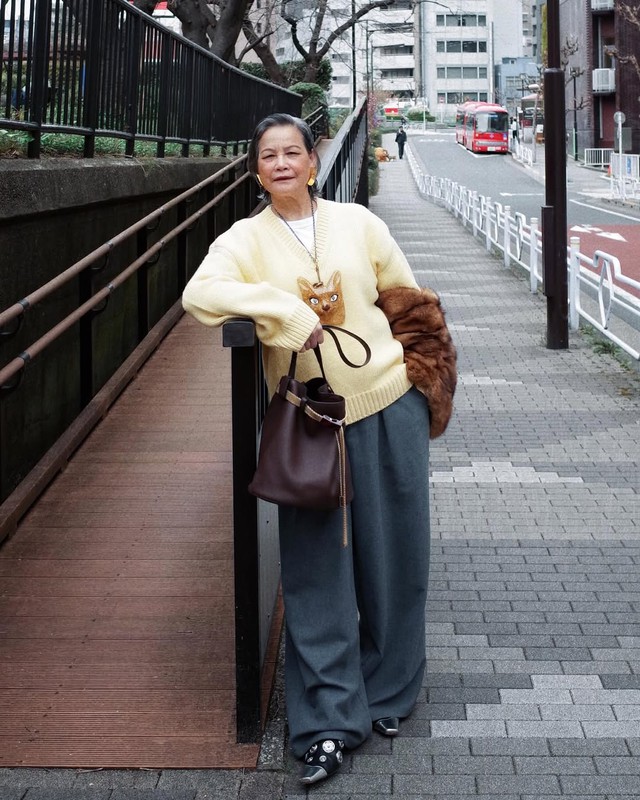 Từ b&aacute;c sĩ nghỉ hưu đến người mẫu cho s&agrave;n diễn cao cấp ở tuổi 71: Người phụ nữ từng chiếm spotlight show Miu Miu l&agrave; ai?- Ảnh 10.