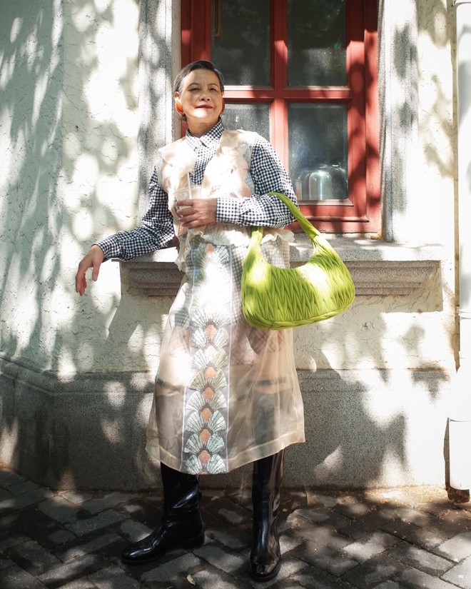 Từ b&aacute;c sĩ nghỉ hưu đến người mẫu cho s&agrave;n diễn cao cấp ở tuổi 71: Người phụ nữ từng chiếm spotlight show Miu Miu l&agrave; ai?- Ảnh 5.