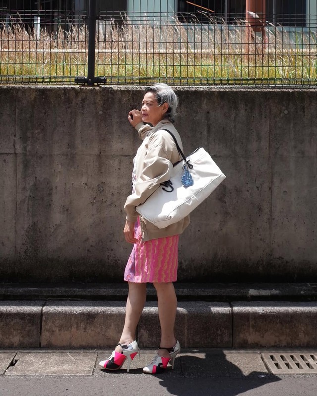 Từ b&aacute;c sĩ nghỉ hưu đến người mẫu cho s&agrave;n diễn cao cấp ở tuổi 71: Người phụ nữ từng chiếm spotlight show Miu Miu l&agrave; ai?- Ảnh 15.