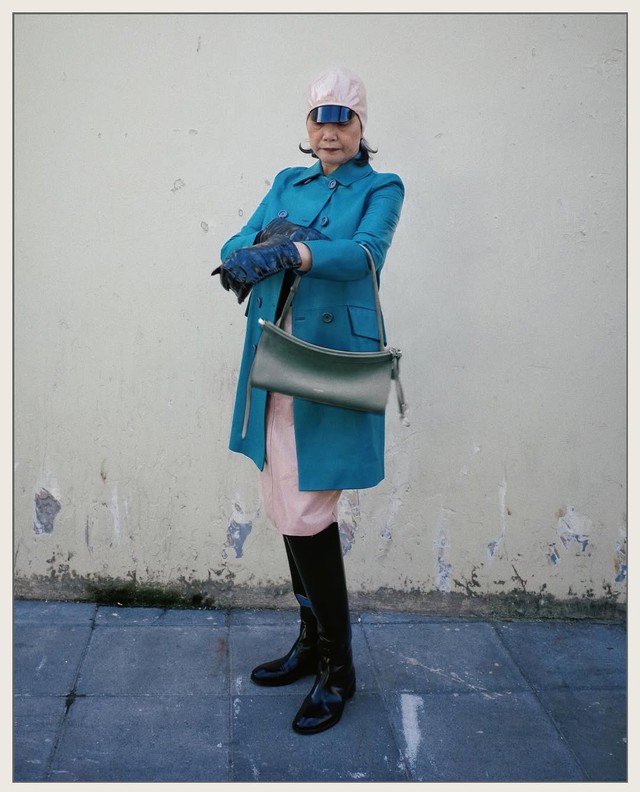 Từ b&aacute;c sĩ nghỉ hưu đến người mẫu cho s&agrave;n diễn cao cấp ở tuổi 71: Người phụ nữ từng chiếm spotlight show Miu Miu l&agrave; ai?- Ảnh 13.